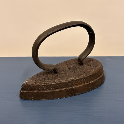 Starožitná žehlička na prádlo