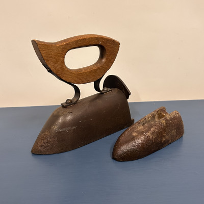 Žehlička s dřevěnou rukojetí