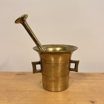 Mosazný hmoždíř s paličkou