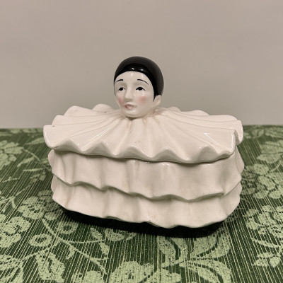 Keramická dóza Fajáns, postava Pierot TWI Japan