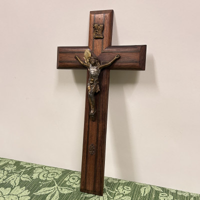 Dřevěný kříž s Ježíšem INRI