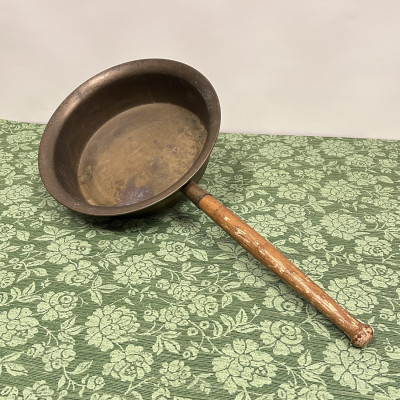 Velká mosazná pánev s dřevěnou rukojetí