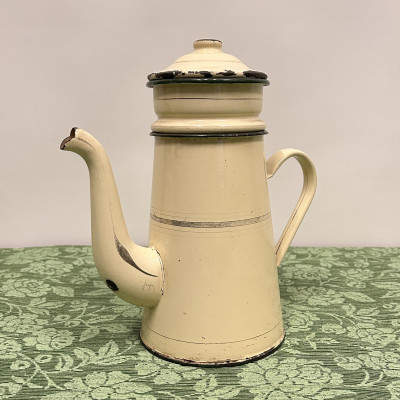 Smaltovaná konvice v krémovém provedení