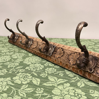 Nástěnný vyřezávaný věšák 66cm