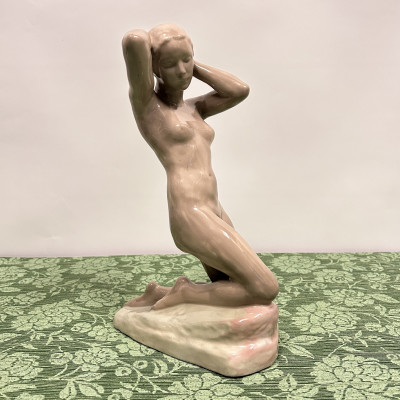 Porcelánová soška akt ženy