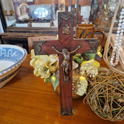 Dřevěný kříž s Ježíšem INRI