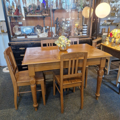 Jídelní sezení, stůl + 4 židle