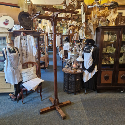 Stojací věšák na klobouky a kabáty v.205cm