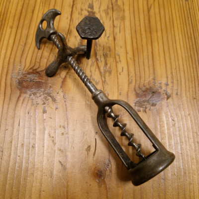 Starožitná kovová vývrtka na víno