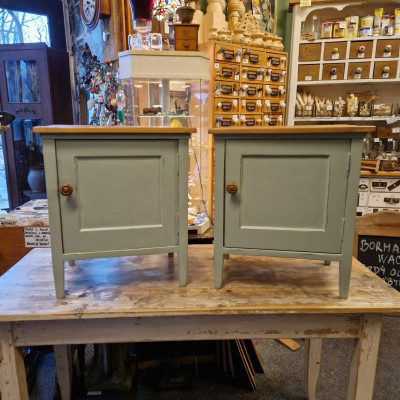 Párové noční stolky v zelené patině