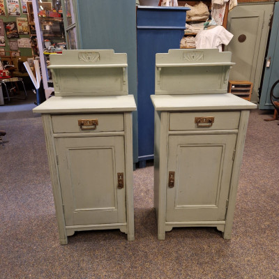 Párové noční stolky v zelené patině