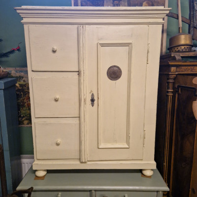 Potravinová skříňka, špajzka v patině