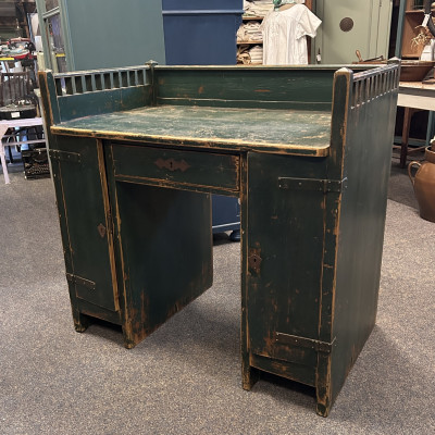 Dřevěný psací stůl v původní patině