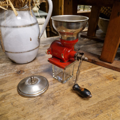 Nástěnný mlýnek na kávu