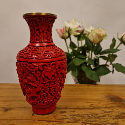 Čínská váza z řezaného červeného laku (cinnabar lacquer)