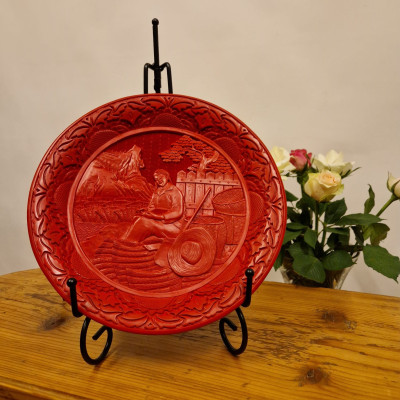 Dekorativní čínský talíř z vyřezávaného rumělkového laku...