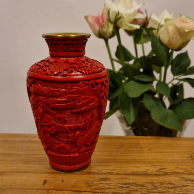 Čínská váza z řezaného červeného laku (cinnabar)