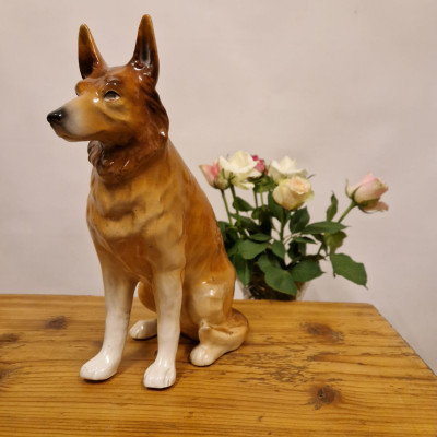 Keramická figurka sedícího německého ovčáka