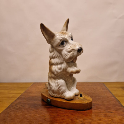 Stolní lampička ve tvaru psa (skotského teriéra)