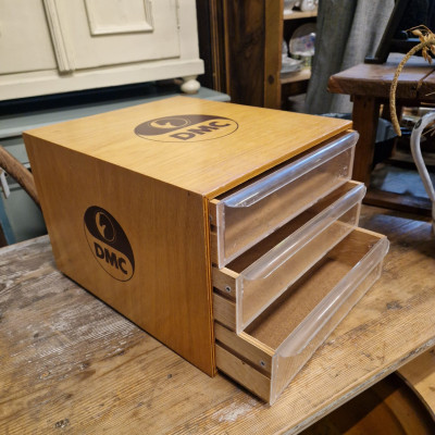 Dřevěná úložná skříňka DMC na vyšívací bavlnky