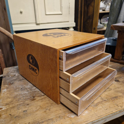 Dřevěná úložná skříňka DMC na vyšívací bavlnky