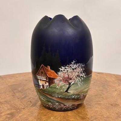 Skleněná váza s motivem venkovské krajiny