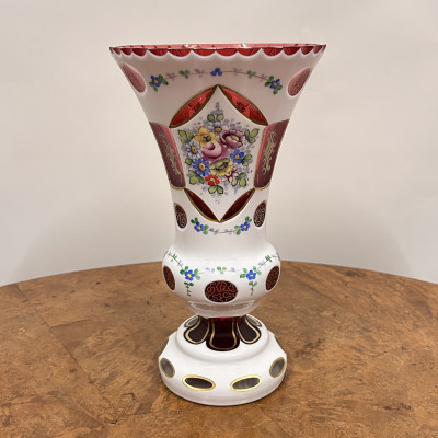 Česká/bohémská váza z vrstveného skla (cased glass)