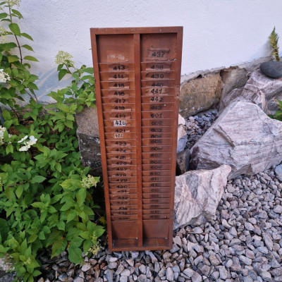 Dřevěný pořadač na docházku "píchačky"