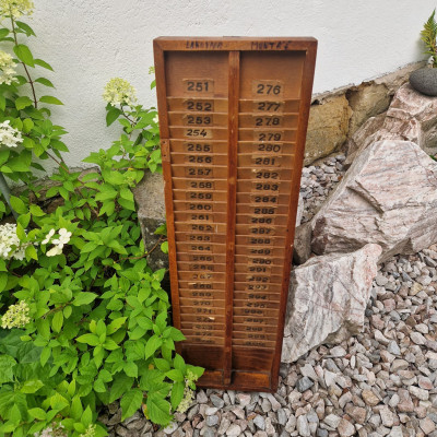 Dřevěný pořadač na docházku "píchačky"