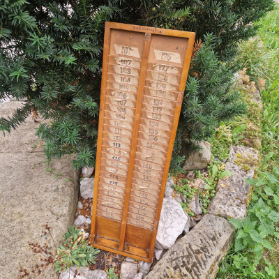 Dřevěný pořadač na docházku "píchačky"